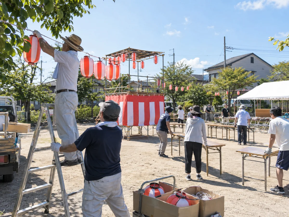 夏祭りの提灯と会場を準備する住民