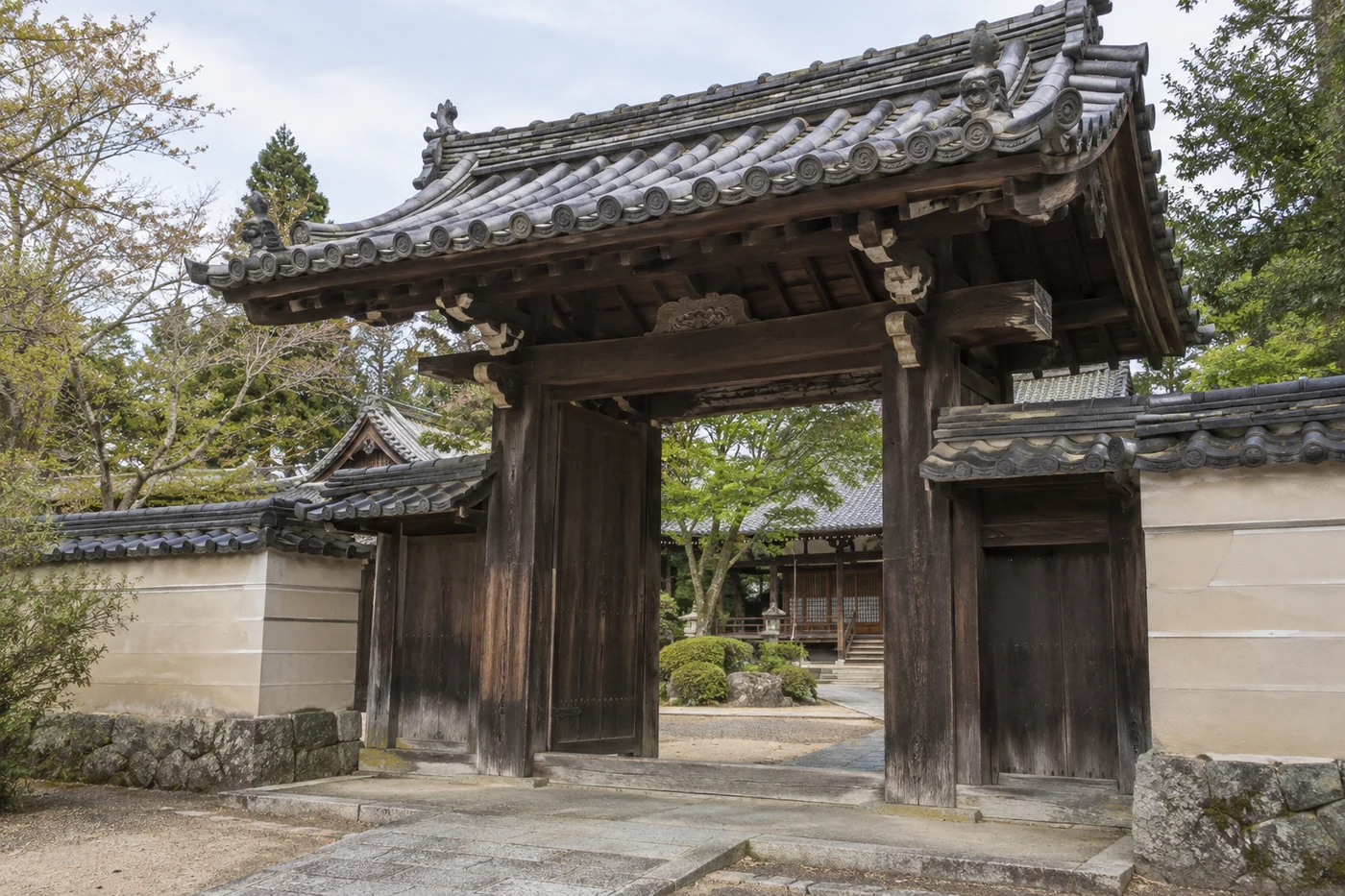古い木材と瓦屋根が残る光明寺山門