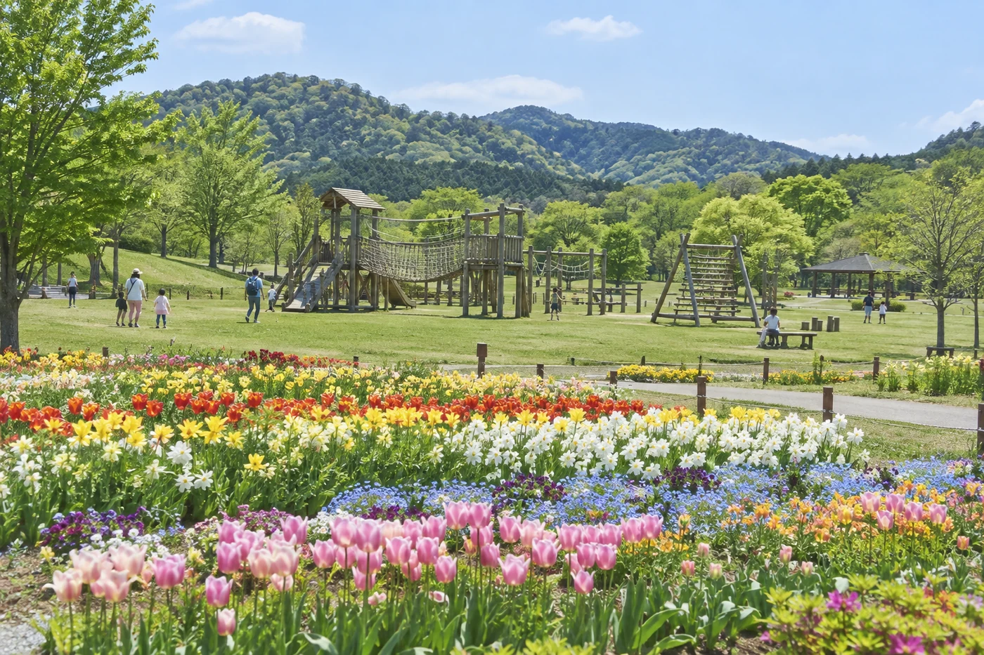 色とりどりの花畑と木製アスレチックがある久世野緑地